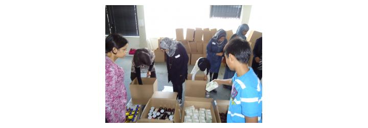 Al Mizan Trust volunteers making food parcels